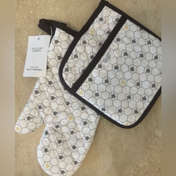 Williams Sonoma Honeycomb Oven Mitt & Potholder Set - Picture 9 of 10